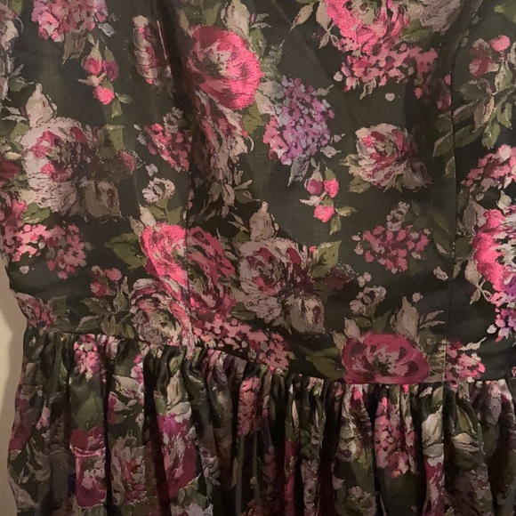 Breath-taking gown - Picture 2 of 2